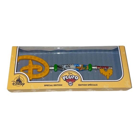 Disney Store Key Pluto 90th Anniversary & Key Pin - Picture 1 of 2